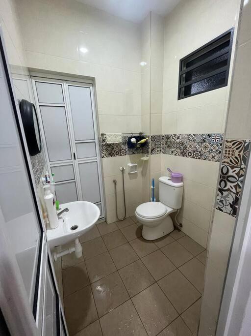 Hadeerna Homestay - Double Storey Terrace Chemor ภายนอก รูปภาพ